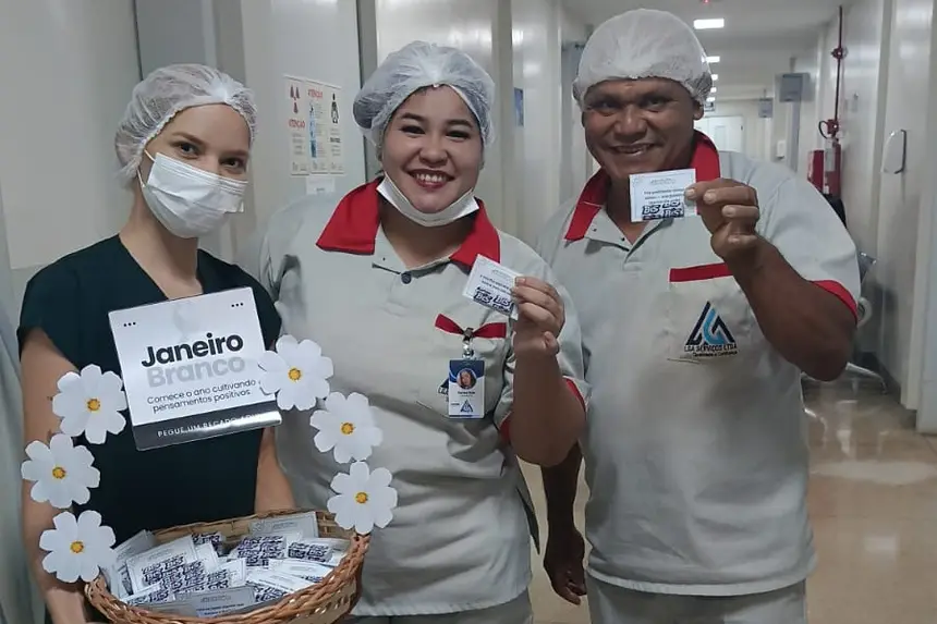 Os colaboradores receberam cartões com mensagens positivas e motivacionais