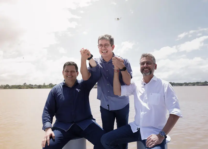 Clécio Luís, Randolfe Rodrigues e Davi Alcolumbre durante a entrega do Porto do Povo