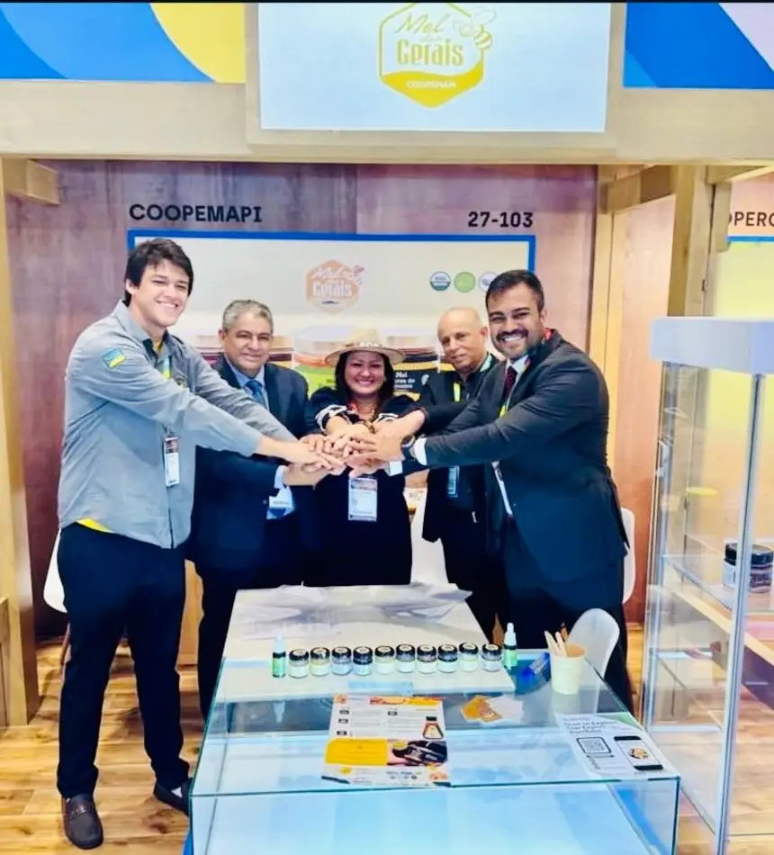 Beatriz Barros (SDR) e os presidentes das cooperativas brasileiras celebram a assinatura do contrato estratégico na Gulfood 2026.