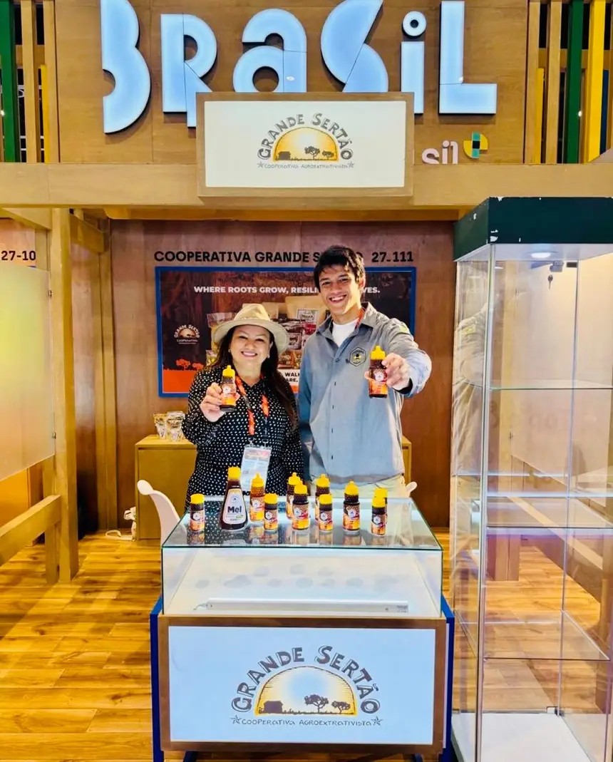 Beatriz Barros (SDR) e Júlio Avelar (Coopermel) na Gulfood 2026, promovendo a bioeconomia amapaense para o mercado internacional.