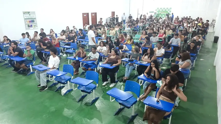 Auditório lotado por jovens em busca de uma oportunidade de capacitação