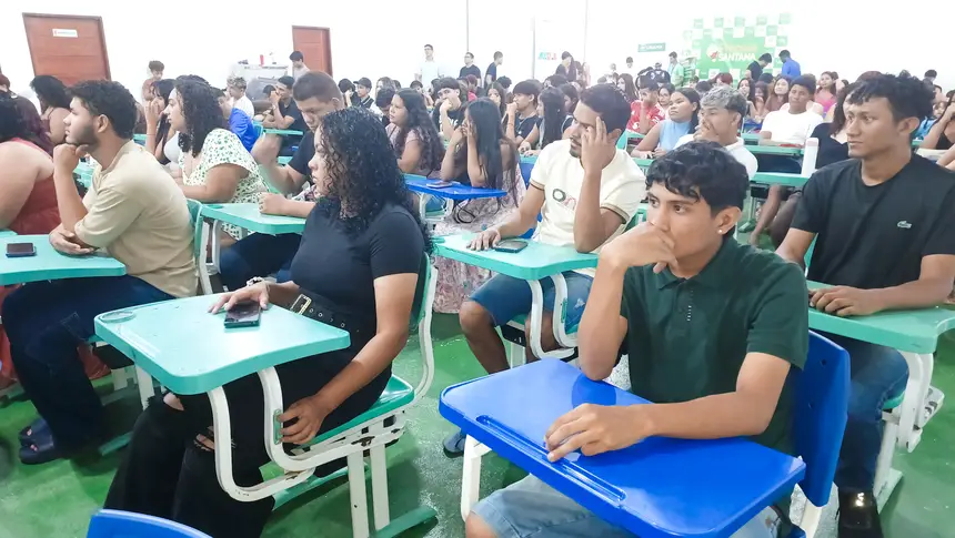 Jovens atentos as explicações 