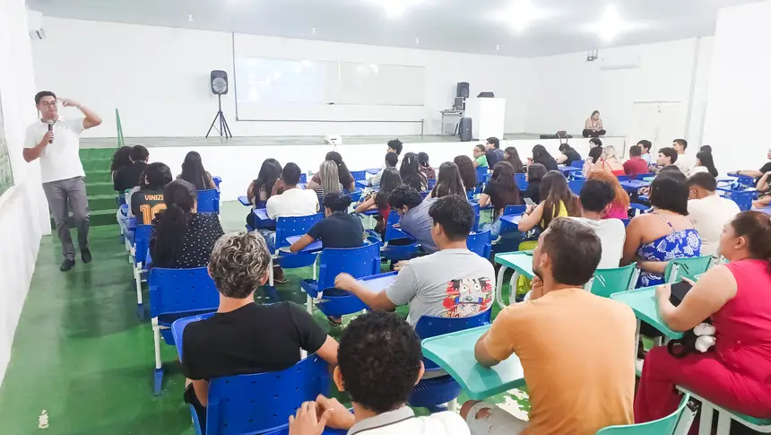 Teles Júnior, usou sua formação e experiência como economista para compartilhar com os jovens  