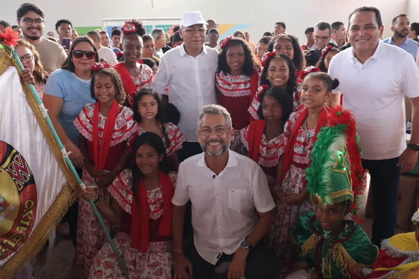 O Governador do Amapá, Clécio Luís com estudantes da Escola Estadual Antônia Silva Santos em solenidade da entrega 