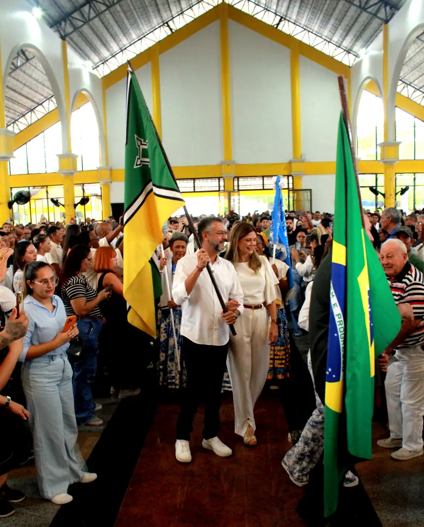 Ao lado da primeira-dama, o governador Clécio Luís participou da missa que celebrou o aniversário de Macapá