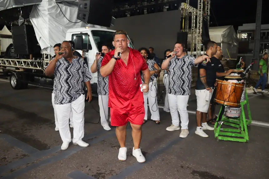 Interprete (vermelho) Tiago Lobato. 