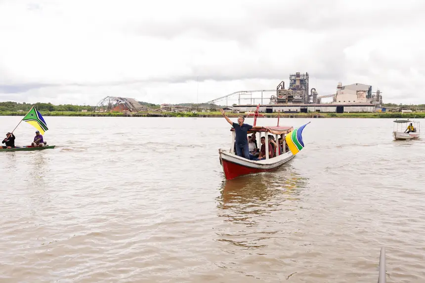 Chegada do governador no município foi por meio de catraias