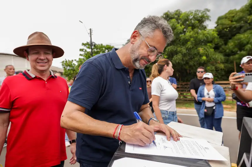 Assinatura dos convênios para revitalização da Praça Bela Vista e construção do Estádio Barbosão