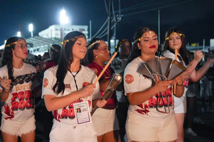 Bateria da escola de samba Boêmios do Laguinho 