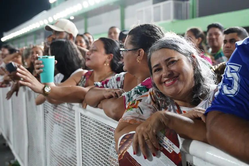 População prestigiando o evento 