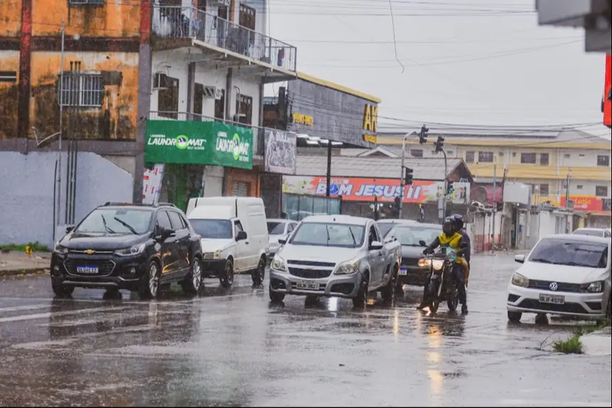 huvas intensas causam alagamentos e dificultam o trânsito na capital.