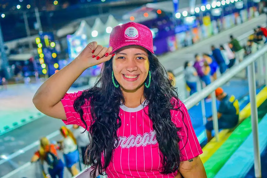 Adria Monteiro torcedora da escola Maracatu da Favela 