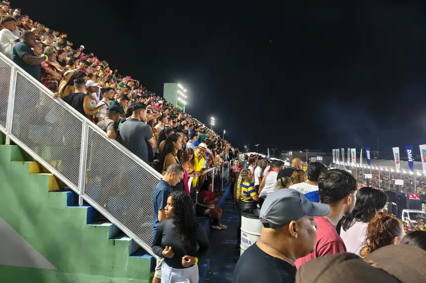 Com arquibancadas gratuitas, primeira noite de carnaval no sambódromo tem público lotado