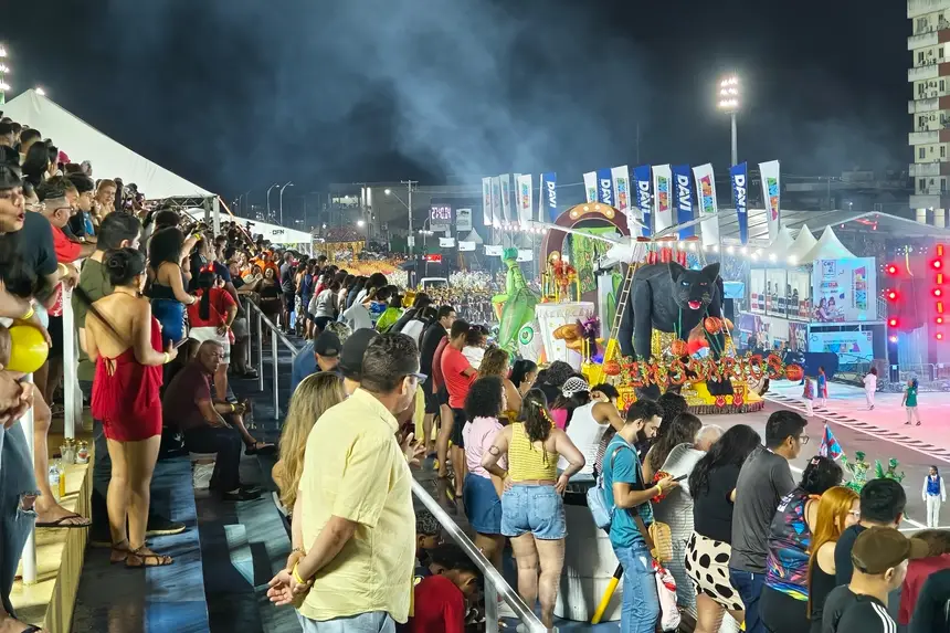 Com arquibancadas gratuitas, primeira noite de carnaval no sambódromo tem público lotado