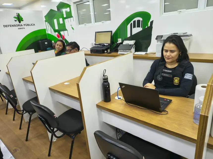 Servidores da Polícia Civil prontos para atender e registrar ocorrências com a delegacia móvel instalada no evento