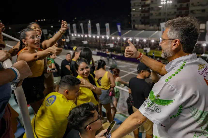 Multidão acompanha os desfiles em clima de alegria e tranquilidade na avenida Ivaldo Veras
