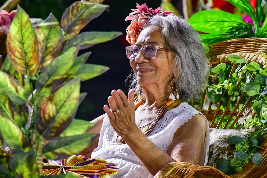 Viúva do Mestre Sacaca, Maria Madalena, presente no carro que fechou o desfile da Estação Primeira de Mangueira