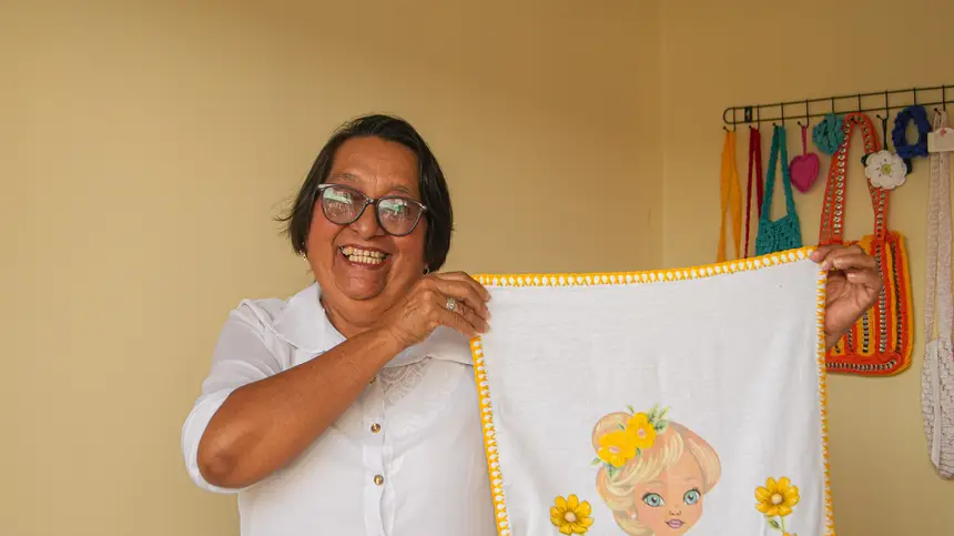 Aurizete não escondeu a alegria e a emoção ao receber um lugar apropriado para trabalhar 