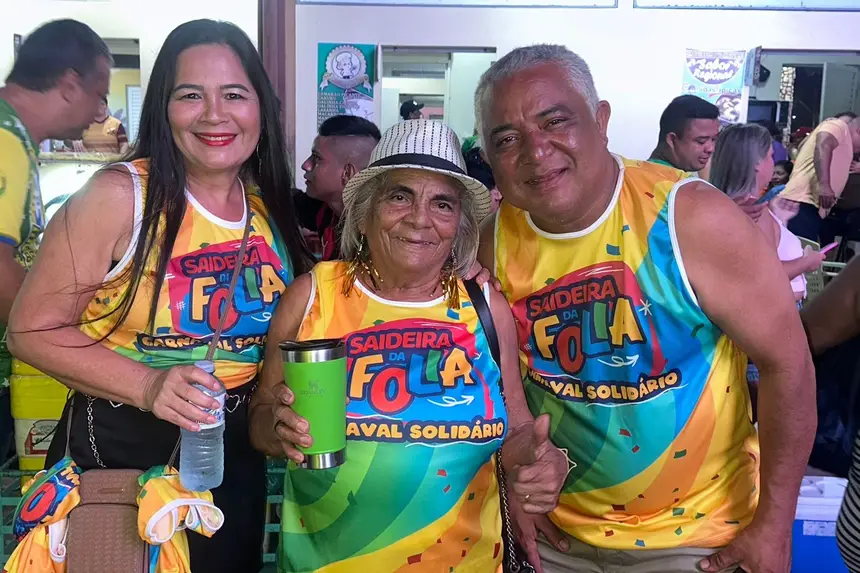 Dona Ivaldina Silva de 82 anos, com o Filho e a nora