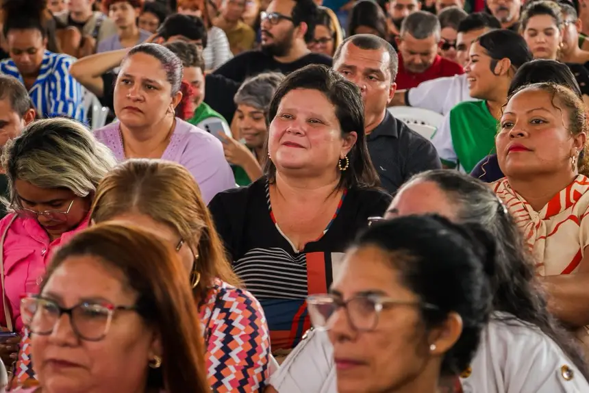 Diretores e professores acompannharam o evento e celebraram a chegada das ferramentas