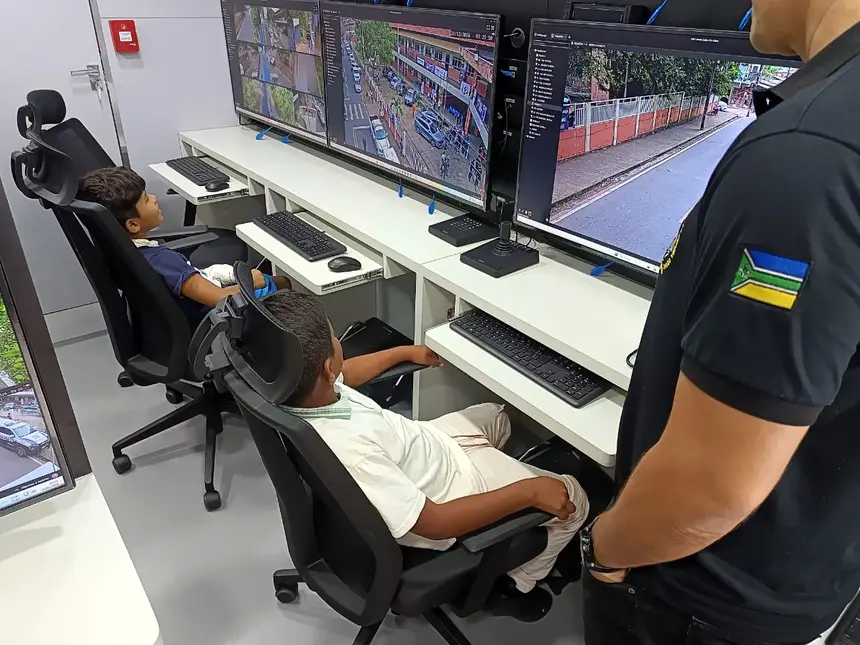 Crianças conhecem funcionamento da Carreta da Segurança