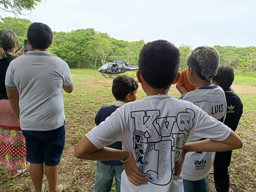 Crianças conhecem helicóptero do GTA