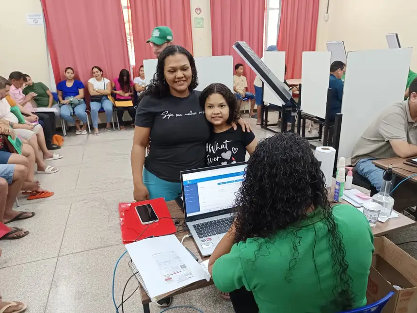 Mãe e filha recebem atendimento do Super Fácil