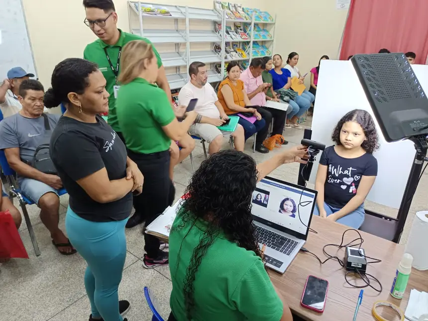 Mãe e filha recebem atendimento do Super Fácil