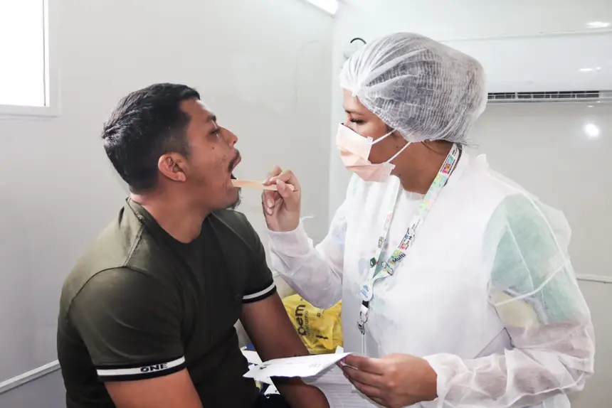 Equipe de saúde bucal realiza procedimentos de prevenção e tratamento