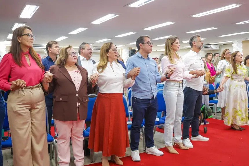 Fiéis e servidores participam da celebração no Salão Nobre