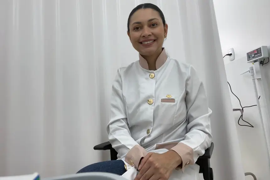 Renatta Vieira Monteiro, cirurgiã-dentista especialista em odontologia hospitalar e habilitada em laserterapia, realiza acompanhamento diário no Centro de Radioterapia