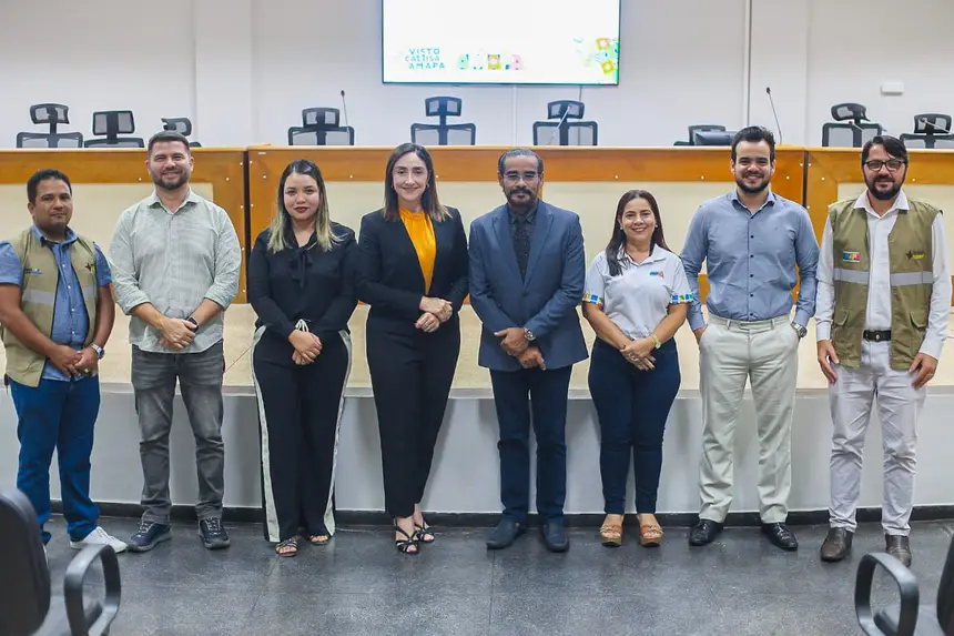 da esquerda para a direita Anderson Lameira ,diretor-técnico do Amapá Terras, deputado Jesus Pontes, secretária Municipal Semduh Adryelle Nayara,  Liege Vasconcelos, juíza da corregedoria do Tjap, Heraldo Nascimento, Juíz da Comarca de Oiapoque,  Rozana Duarte, secretária adjunta da Sehab, Wellington Almeida, procurador da PGE e Jorge Rafael Almeida, diretor-presidente do Amapá Terras