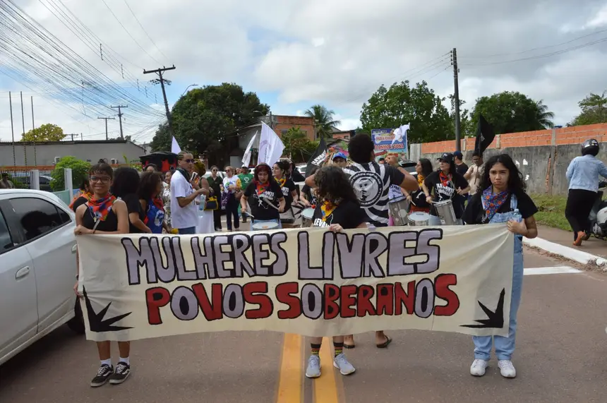 Foto: Jhon Martins/ Gea Momento em que as mulheres protestaram com forma de caminhada