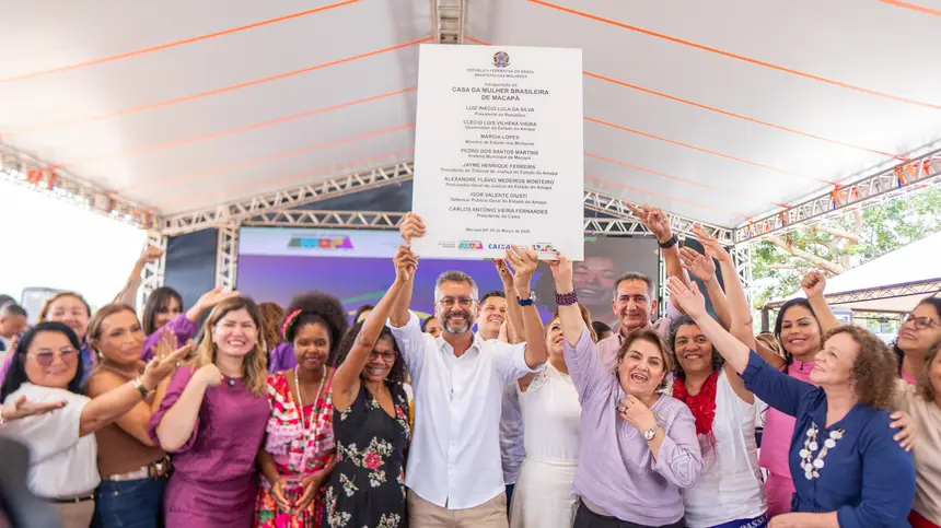 Foto: Arthur Alves/GEA Momento histórico para a proteção feminina no Amapá: o governador Clécio Luís apresenta a placa inaugural da CMB/AP durante cerimônia no bairro São Lázaro