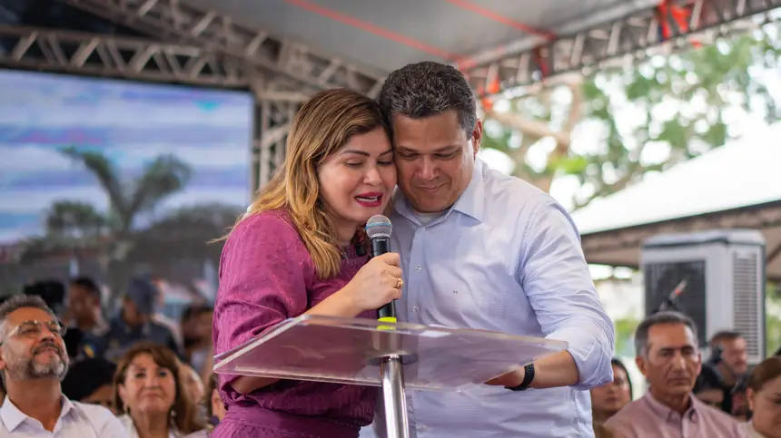 Foto: Arthur Alves/GEA Secretária da Seas e coautora da emenda parlamentar, Aline Gurgel, ao lado do senador Davi Alcolumbre