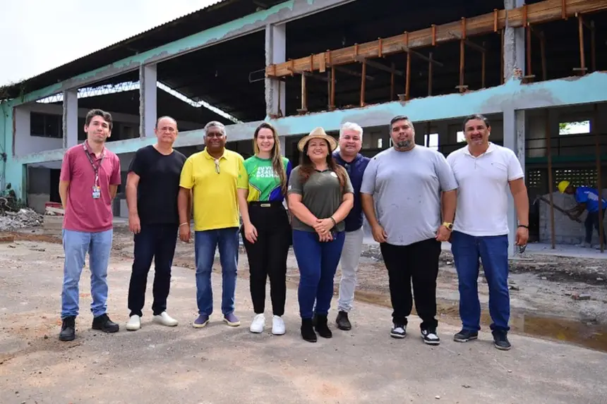 Gestores e equipes técnicas da SDR e Seinf realizam vistoria nas obras da Feira do Produtor em Santana. A inspeção visa alinhar o andamento da infraestrutura com as necessidades administrativas.