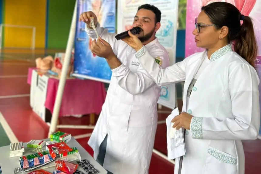 Profissionais de saúde e educação desenvolvem atividades com adolescentes, promovendo autonomia e acesso a informações sobre saúde sexual e reprodutiva