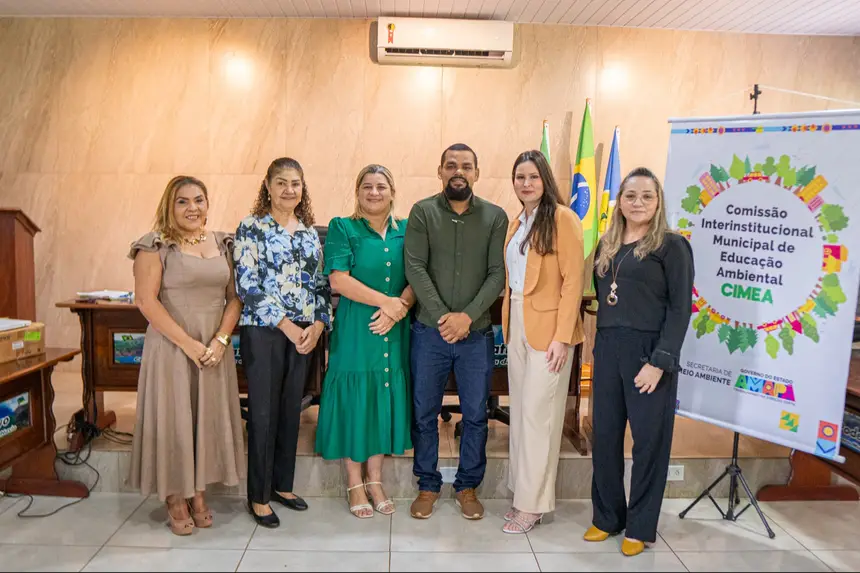 Prefeita Paula Santos, Marcos Brenno, secretário de Meio Ambiente de Serra do Navio e equipe de profissionais da Sema