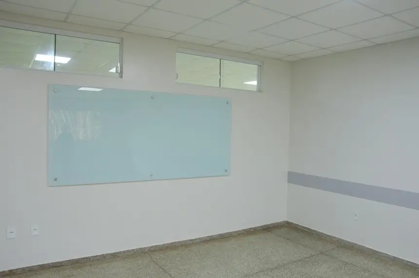 Salas de aula modernas com lousas de vidro