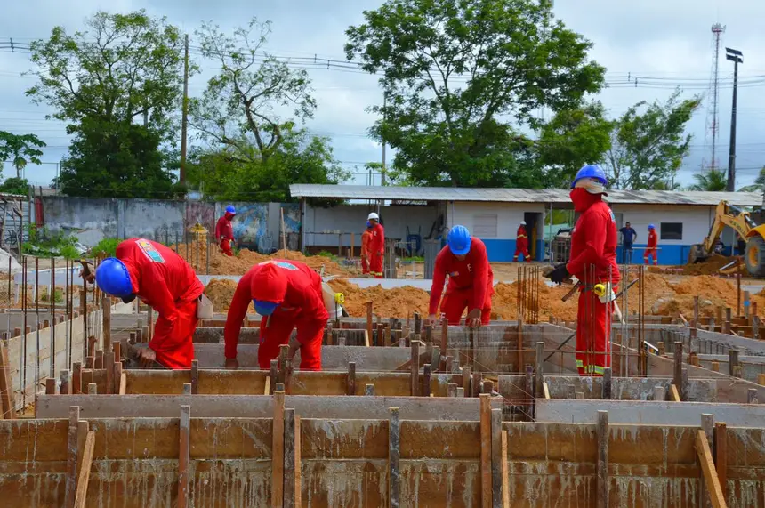 A reconstrução da escola movimenta a economia local, com a geração de cerca de 50 empregos diretos