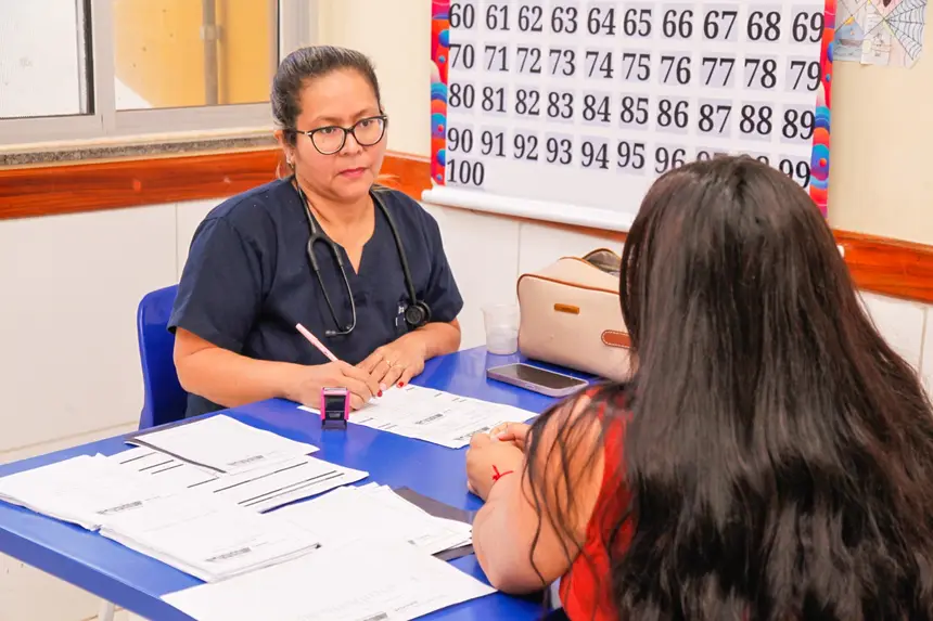 Profissionais atendendo a população 
