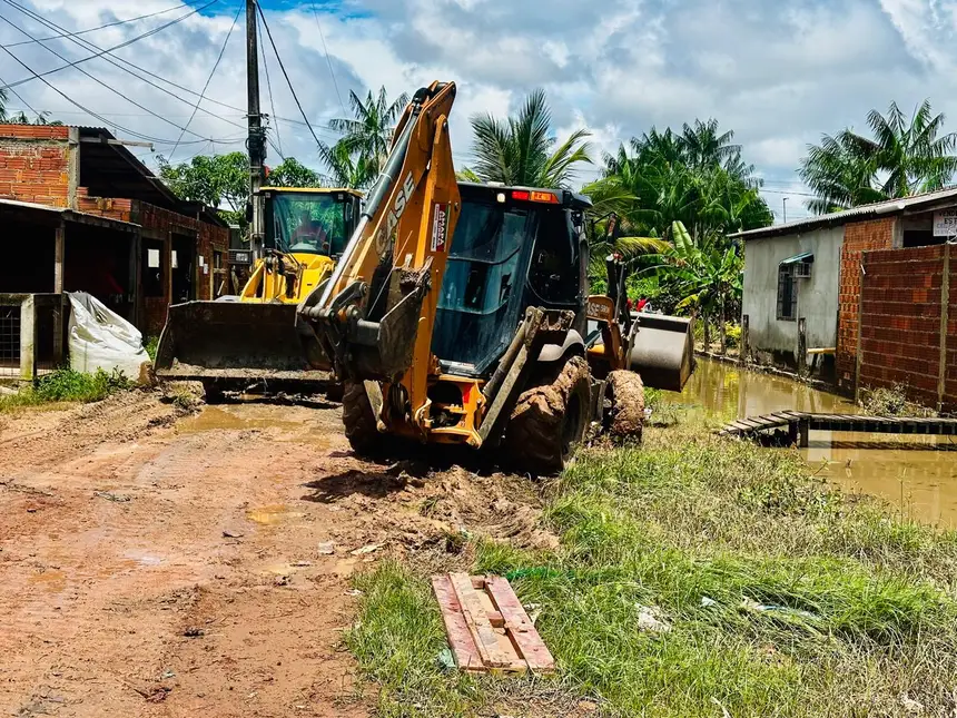 Trabalho intenso da Setrap na retirada de entulhos dos canais para garantir o escoamento das águas pluviais.