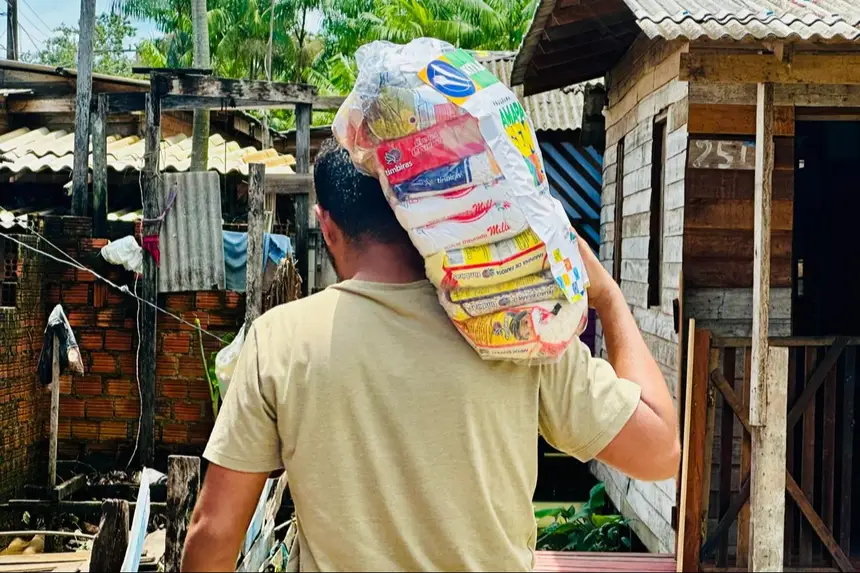 Equipes da Seas em campo distribuindo mantimentos para moradores afetados pela subida das águas.