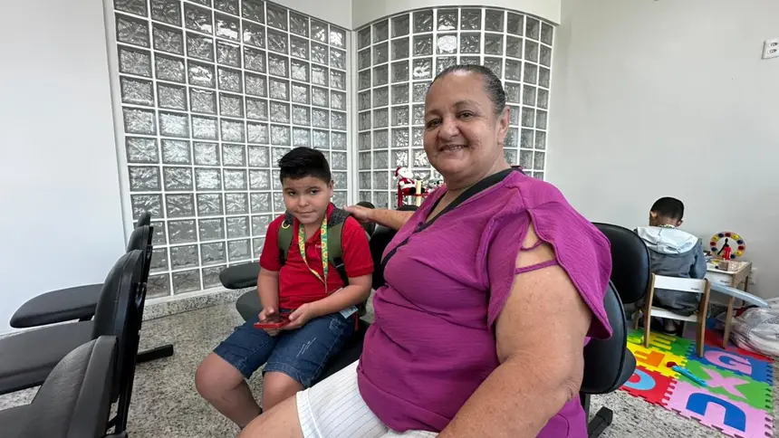 Maria Rosângela leva o neto Iago Henrique para atendimento especializado e elogia a estrutura acolhedora e organizada da nova unidade