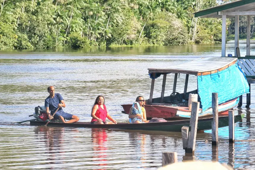 moradores chegando para os atendimentos 