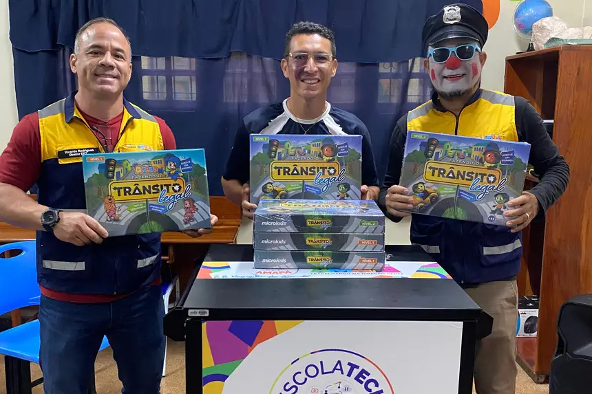 Entrega dos jogos para a Escola Estadual Munguba.
