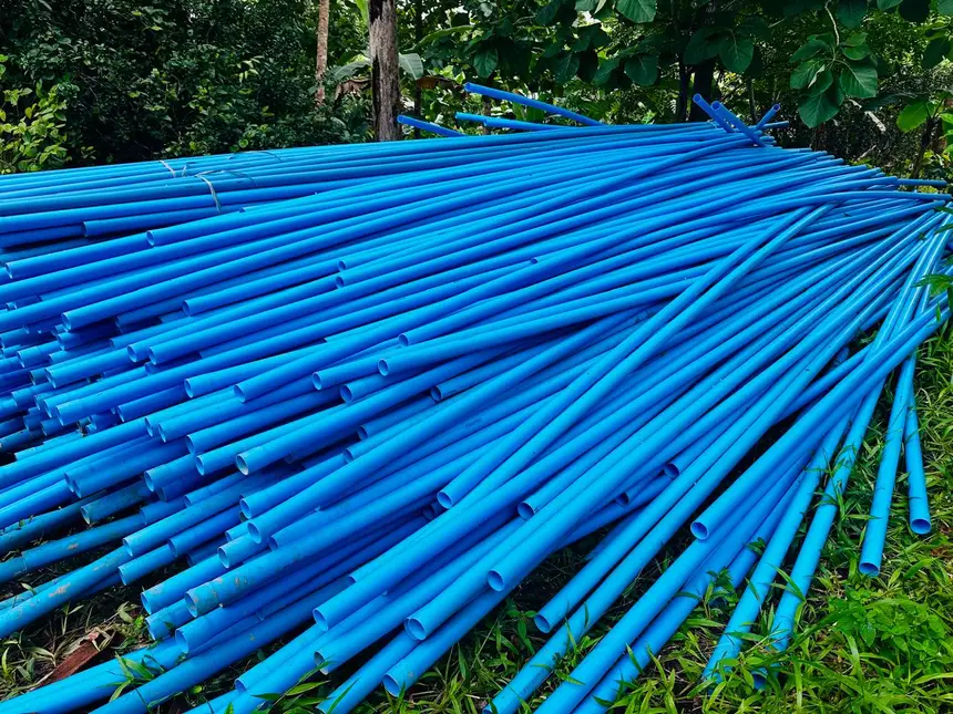 Canos que integram os equipamentos do kit de irrigação que serão implantados na região. 
