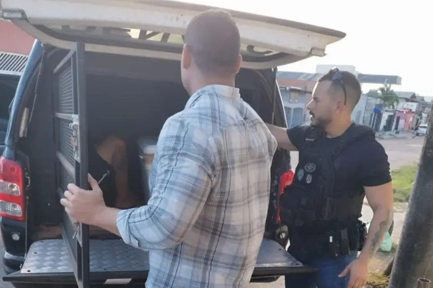 Condução do homem e das drogas à delegacia