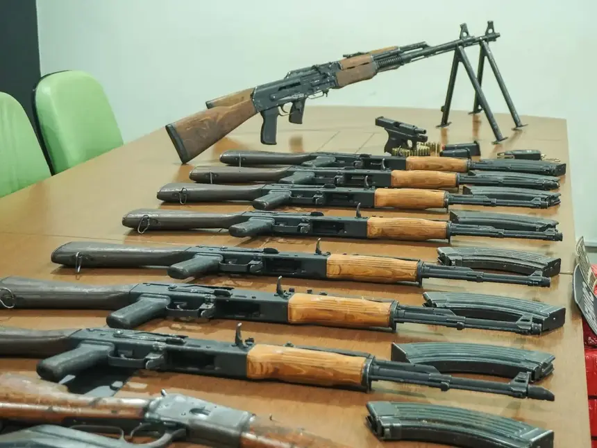 Foto: Netto Lacerda/Agência Nagib Fuzis apreendidos em ação da Polícia Civil, em 2025