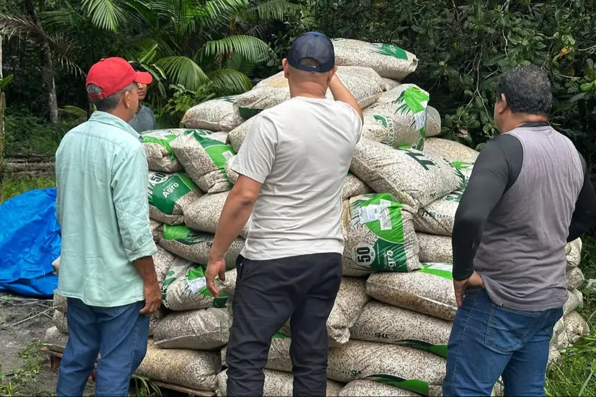 Insumos sendo entregue para os produtores e cada agricultor recebe cerca de 750 quilos.
